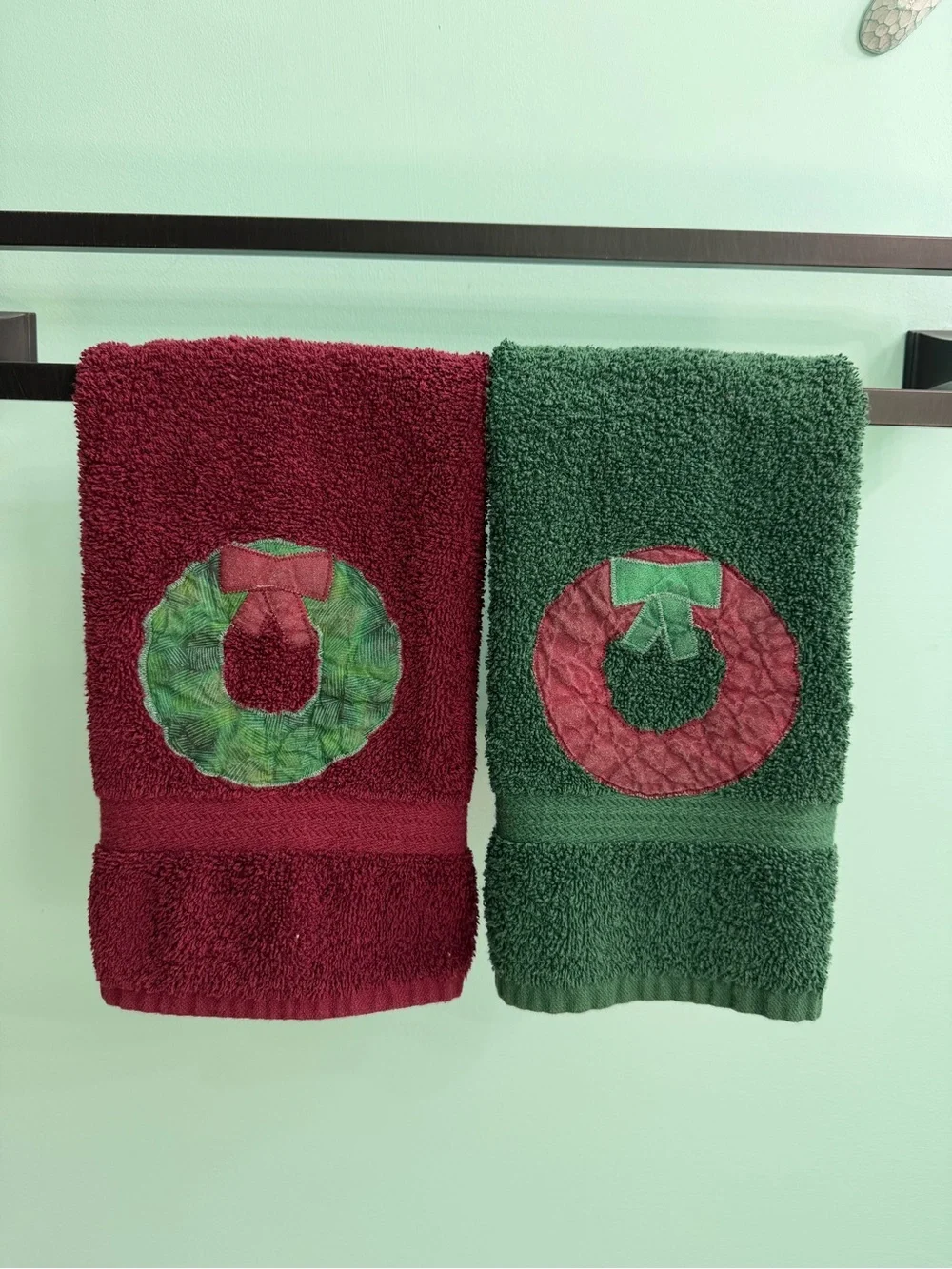 Christmas Holiday Wreath Embroidered Bath Hand Towels - Red & Green